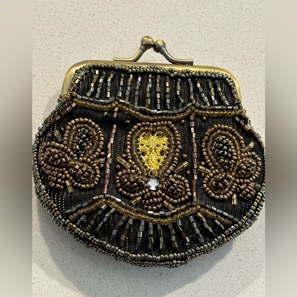 Adorable vintage beaded change purse in great used condition